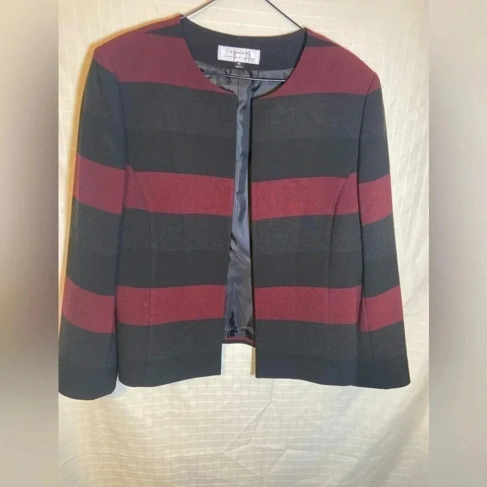 Women’s Tahari size 14 red and black blazer. Beautiful
